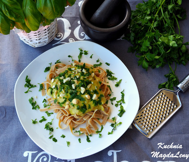 Pesto z bobu z szynką parmeńską i makaronem