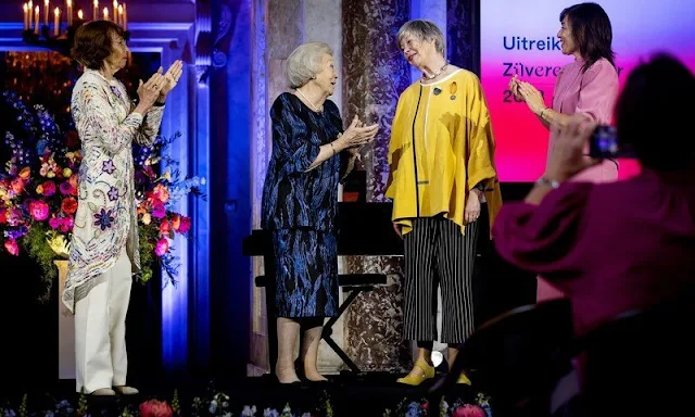 Princess Beatrix wore a navy blue printed jacket and skirt. Trudy van Riemsdijk, Wesley Sekewael and Eef Arnolds