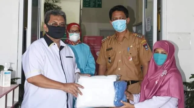 Anggota DPRD Kota Padang, Muhidi Serahkan Bantuan APD ke Puskesmas Andalas.