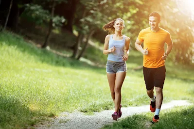 O exercício físico não é apenas importante para a saúde do corpo, mas também para o bem-estar mental. Encontre uma atividade que você goste, seja caminhar ao ar livre, fazer yoga em casa ou dançar no seu quarto. O importante é mover-se e liberar endorfinas.