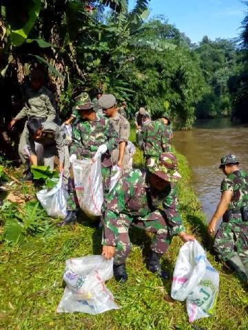 Kodim 0508/Depok Angkat Tiga Truk Sampah di Sungai Ciliwung