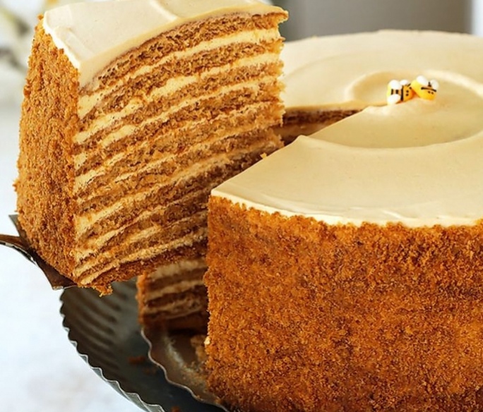 For an irresistible taste ... how to make a Russian honey cake at home