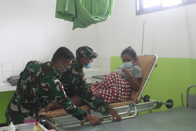 Satgas TNI Pamtas Yonif 403/WP Bantu Evakuasi Warga yang akan Melahirkan di Keerom Papua