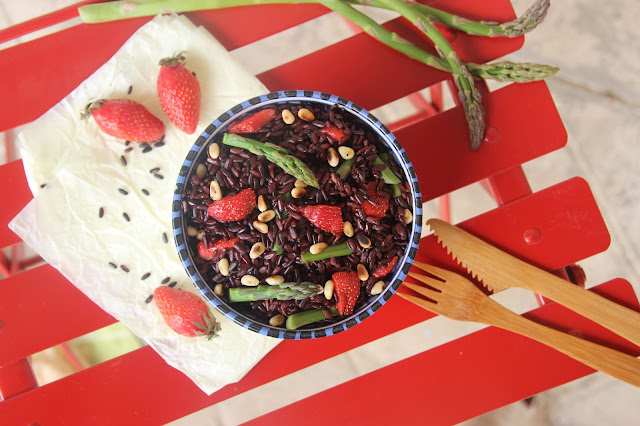 Cuillère et saladier : salade de riz noir nerone aux fraises, asperges, pignons et miso