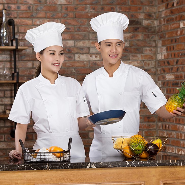 Đồng phục bếp thường thấy gồm áo bếp, nón, tạp dề