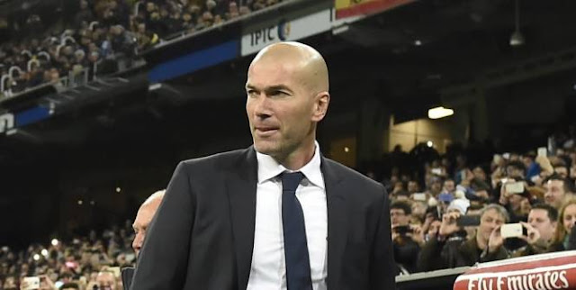 Zinédine Zidane est donc entraîneur. Zinédine Zidane est donc l'entraîneur du Real Madrid