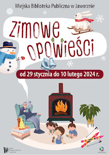 Tło: szare. W dolnej części plakatu widzimy obrazek przedstawiający siedzącego na zielonym fotelu dziadka, który pije ciepłą herbatę, u jego stóp, na dywanie siedzi trójka dzieci - dwóch chłopców i dziewczynka. Obok fotela leży sterta koców, na których usadowił się rudowłosy kot. Na obrazku namalowany jest również kominek z żywo płonącym ogniem, kwiat w doniczce oraz kolorowe narty. W górnej części plakatu umieszczono: bałwana, białego króliczka sunącego na sankach oraz parę łyżew. Tekst: Miejska Biblioteka Publiczna w Jaworznie. Zimowe opowieści od 29 stycznia do 10 lutego 2024 r. Logotypy: MBP w Jaworznie oraz miasta Jaworzna.