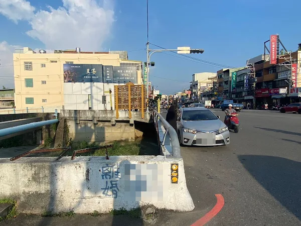 ▲彰化市東區彰南路常看到許多違停車輛佔據機慢車道。（議員楊子賢提供）