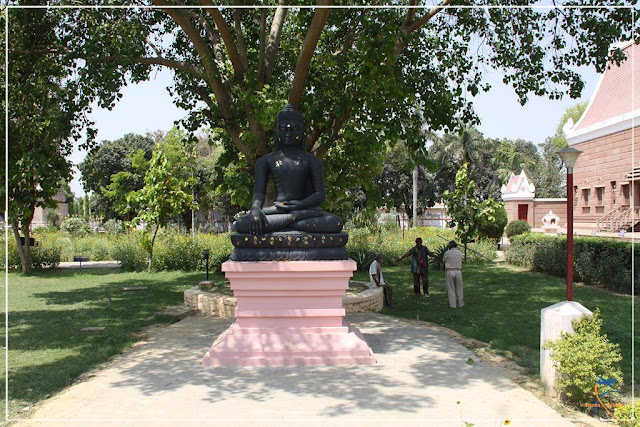 Wat Thai é um templo budista tailandês em Sarnath