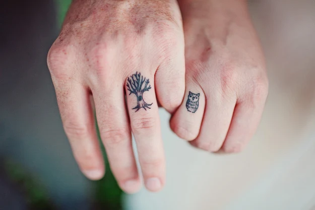Vemos un tatuaje en pareja de árbol y búho