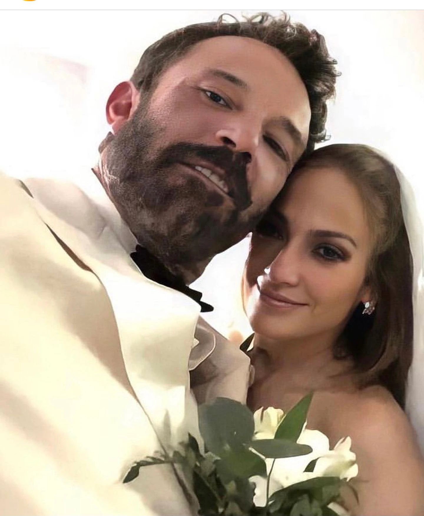 Jennifer Lopez y Ben Affleck se casaron en Las Vegas: el look de los novios, blanco y radiante