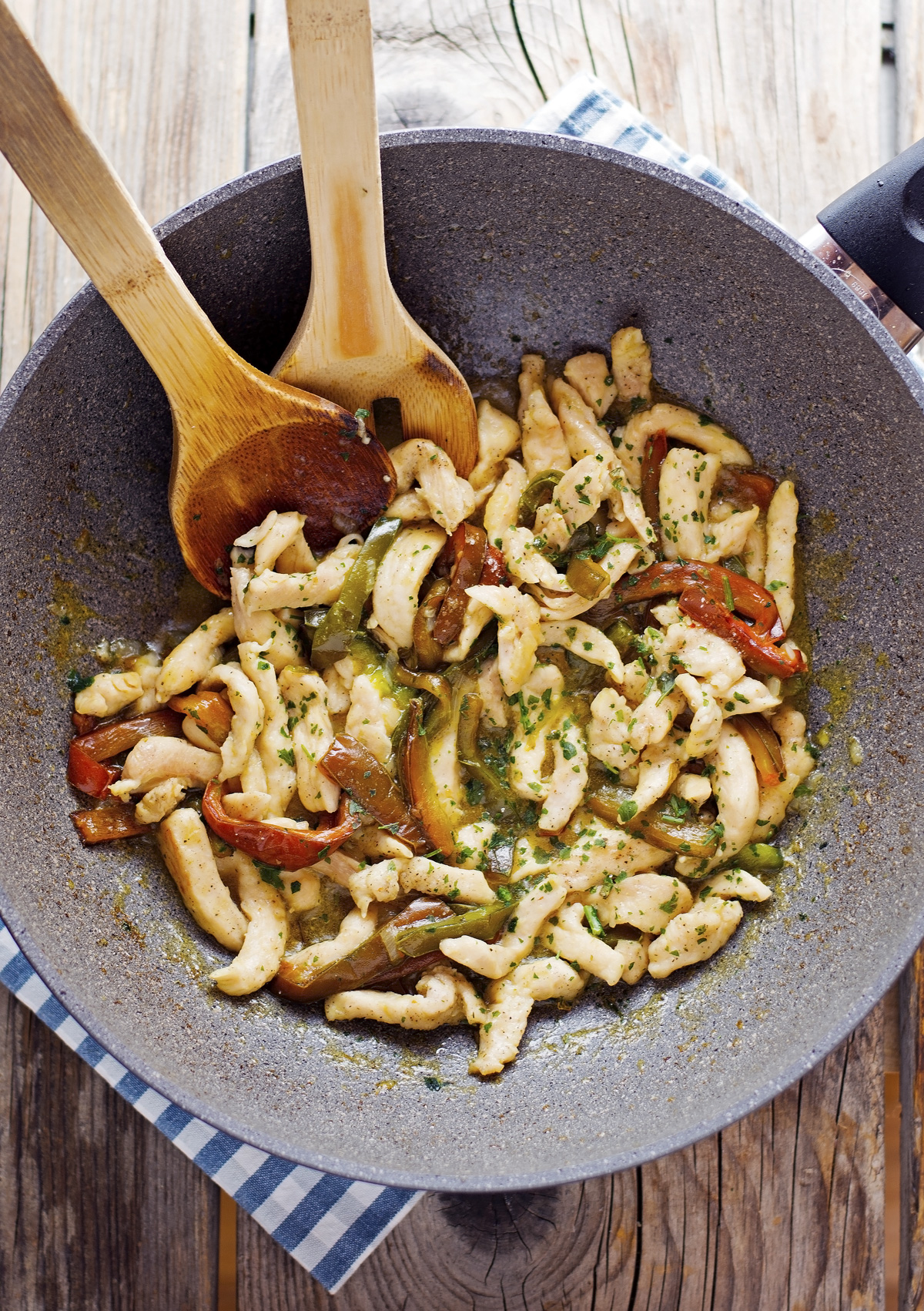 Easy Garlic Chicken and Pepper Skillet