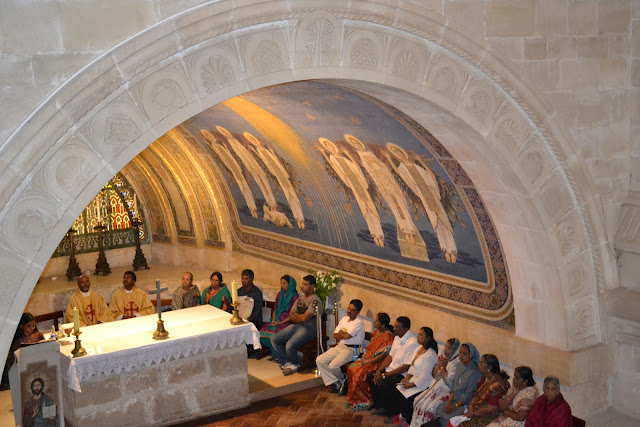 foto do interior da Basílica da Transfiguração onde se realizava uma missa com muitos peregrinos indianos assistindo  