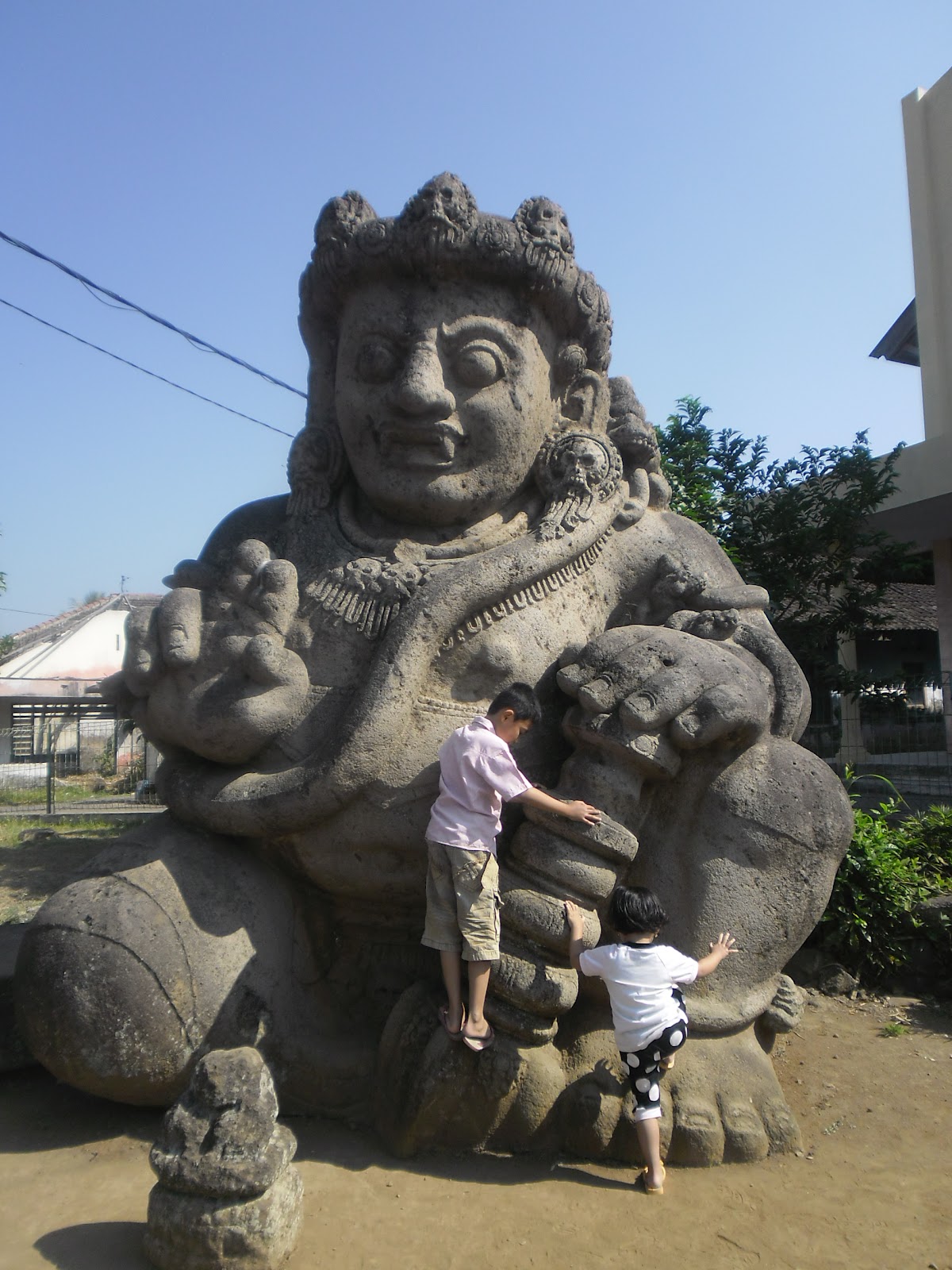 Tentang Kita: Bermain di Patung Dwarapala (Butho) di Singosari