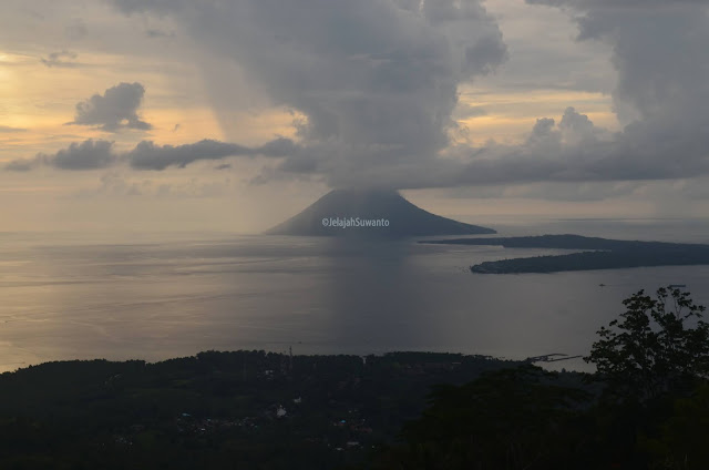 Gunung Manado Tua pada suatu senja kelabu dari tahura Gunung Tumpa H.V Worang ©JelajahSuwanto