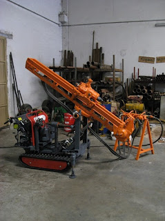 Light pneumatic drilling machine