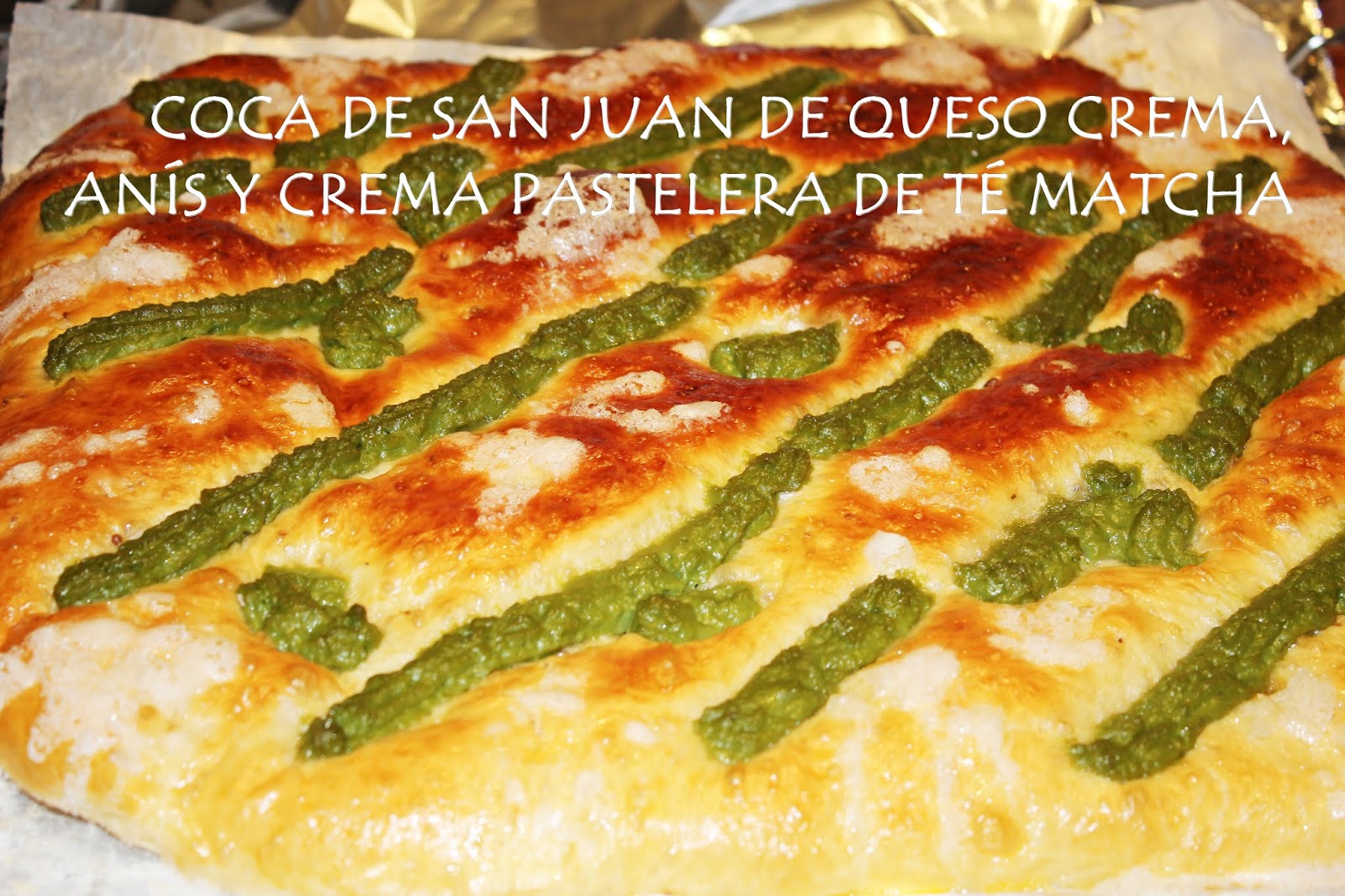 COCA DE SAN JUAN DE QUESO CREMA, ANÃS Y CREMA PASTELERA DE TÃ‰ MATCHA