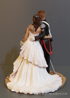 statuina sposa con tatuaggio cake topper sposi su ordinazione cura dei dettagli del matrimonio orme magiche