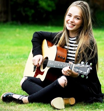 Foto de Connie Talbot rocando la guitarra