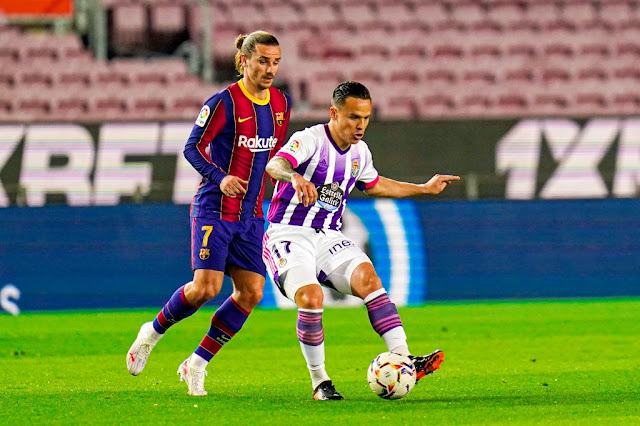 Griezmann y Roque Mesa. F. C. BARCELONA 1 REAL VALLADOLID C. F. 0. 05/04/2021. Campeonato de Liga de 1ª División, jornada 29. Barcelona, Nou Camp. GOLES: 1-0: 90’, Ousmane Dembelé.