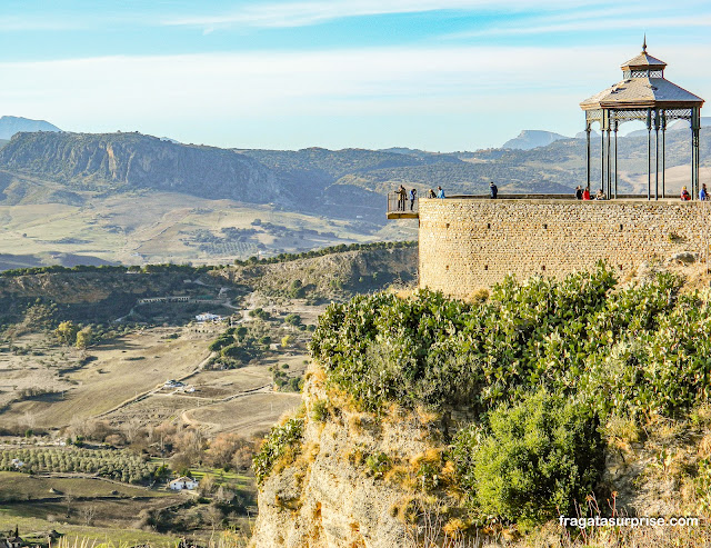 Mirante sobre o desfiladeiro de Ronda na Andaluzia