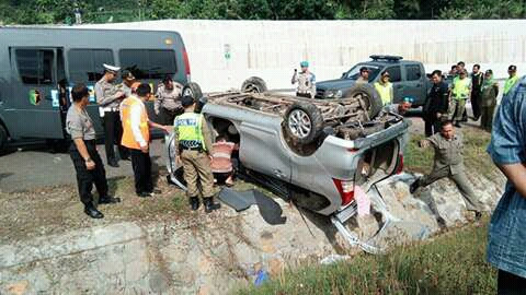 Diduga Sopir Ngantu, Avanza Pemudik Terguling di Jalan Tol Bawen - Salatiga