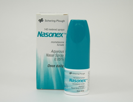 Nasonex spray nasal para la rinitis. Nasonex viene en forma de una  suspensión acuosa, dentro de una bomba dosificadora. La boquilla del  dispensador, se coloca i Fotografía de stock - Alamy
