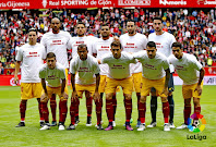 SEVILLA F. C. - Sevilla, España - Temporada 2016-17 - Nasri, N'Zonzi, Carriço, Gabriel Mercado, Rami y Sergio Rico; Vietto, Mariano, Franco Vázquez, Vitolo y Ben Yedder - REAL SPORTING DE GIJÓN 1 (Moi Gómez) SEVILLA F. C. 1 (Vietto) - 29/10/2016 - Liga de 1ª División, jornada 10 - Gijón, Asturias, estadio del Molinón - El Sporting de Abelardo salva un punto ante un poderoso Sevilla, que estrelló dos balones en los palos en el 2º tiempo. Los jugadores del Sevilla llevan camisetas de apoyo al jugador Carlos Fernández, que permanecerá seis meses de baja con una lesión de ligamento cruzado en la rodilla