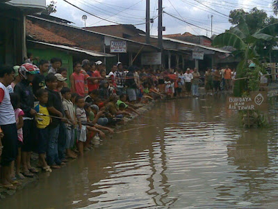 Memancing Ikan yang Unik di Air Genangan