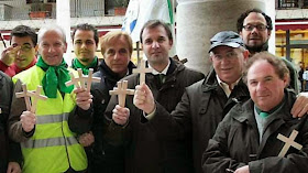 Massimo Bitonci com crucifixos para instituições da prefeitura de Pádua.
