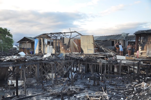 INCÊNDIO DEVASTA PARTE DE COMUNIDADE NA ZONA NOROESTE EM SANTOS