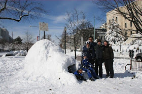 Crianças americanas fizeram um iglu em Washington para ser novo lar do senador alarmista Al Gore