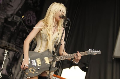 taylor momsen playing guitar