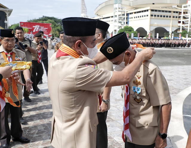 Gubernur Sumut Memberikan Penghargaan Lencana Melati kepada Bupati Asahan