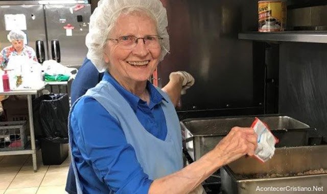 Anciana de 88 años cocina para necesitados: "Es una bendición servir a los demás"