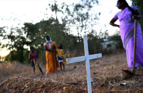 Mujeres sepultan a un pariente en un campo de la India