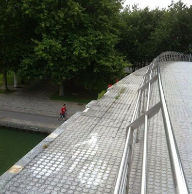 Piste cyclable dangereuse au bord d'un pont