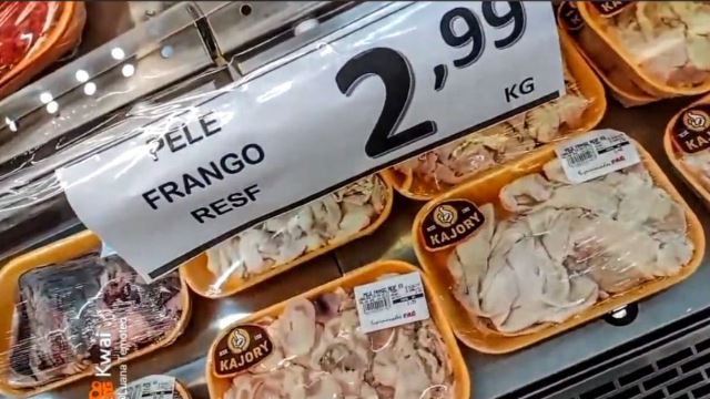 Após pesadas criticas, rede de supermercados retirou a comercialização da pele de frango no balcão de frios.