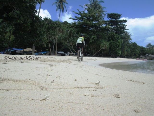 Jadi model sejenak di pantai