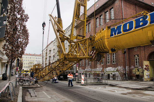 0439, Baustelle, Kranaufbau Denkmalgerechte Instandsetzung des Schulstandortes Pasteurstraße 09-11, 10407 Berlin, 02.02.2015