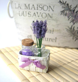 Cesto in miniatura con lavanda per case di bambola