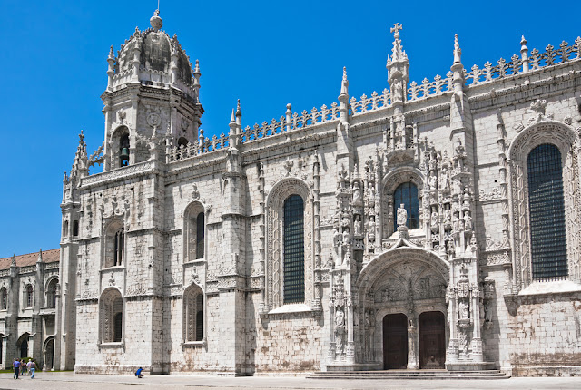 foto da entrada do mosteiro dos Jerônimos em Lisboa onde se vê uma profusão de pequenas esculturas e decorações em pedra semelhandos-se a um bordado