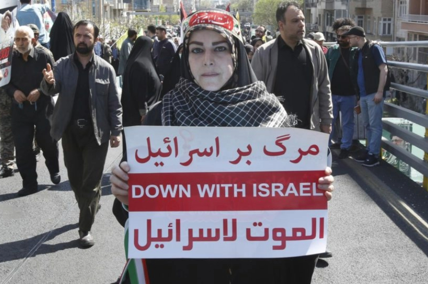 Iraniana segura cartaz com mensagem contra Israel em manifestação em Teerã nesta sexta-feira (5) | Foto: EFE/EPA/ABEDIN TAHERKENAREH