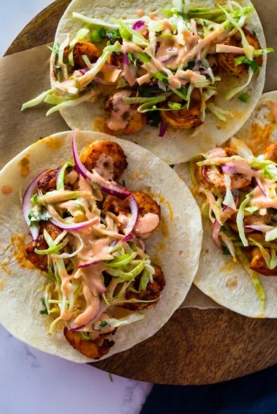 SPICY SHRIMP TACOS WITH CREAMY SRIRACHA SAUCE