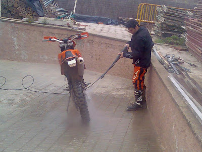 Sergio lavando mi KTM