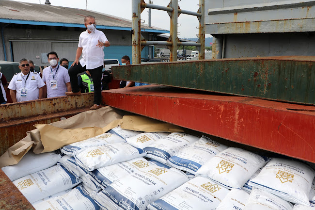 SBMA Chairman and Administrator Rolen C. Paulino inspects parts of the sugar imported from Thailand on board MV Bangpakaew docked at the NSD wharf in Subic Bay Freeport.