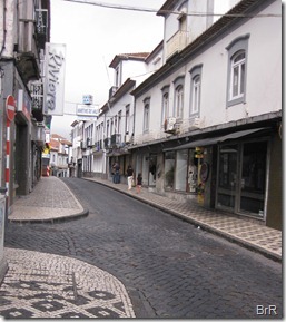 Ponta_Delgada_Geschäftsstrasse_Sonntag
