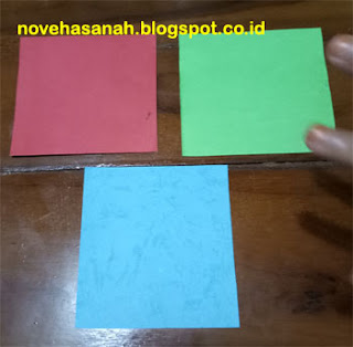 bahan utama: kertas karton sampul warna-warni (construction paper) yang telah dipotong dan dirapikan dengan ukuran 10 cm x 8 cm (ukuran dan warna boleh berbeda dari contoh ini)