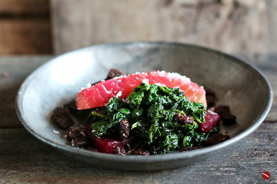 Mit Rote Bete und finnischem Blaubeer-Wodka gebeizter Lachs Grünkohl in Büffel-Nussbutter Pumpernickel-Croutons | Arthurs Tochter – Der Blog für Food, Wine, Travel & Love