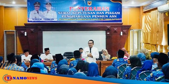 Serahkan SK dan Piagam Kepada ASN Purna Tugas, Bupati Eka Putra Sampaikan Terima Kasih Atas Pengabdiannya